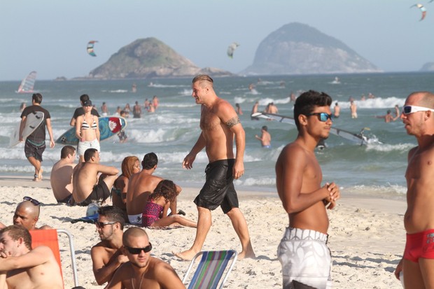 Diego Alemão na praia da Barra da Tijuca, RJ (Foto: Wallace Barbosa/AgNews)