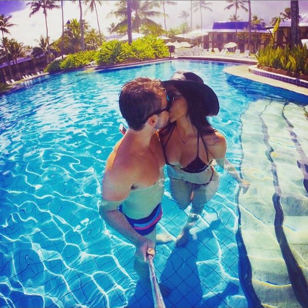 Talita e Rafael se beijam na piscina (Foto: Reprodução_Instagram)