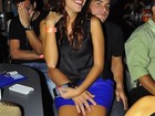 Paloma Bernardi faz surpresa e senta no colo de Thiago Martins em show  