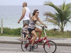 Cristiane Dias passeia de bicicleta com o filho