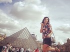 Juliana Paes faz charme em frente a ponto turístico em Paris