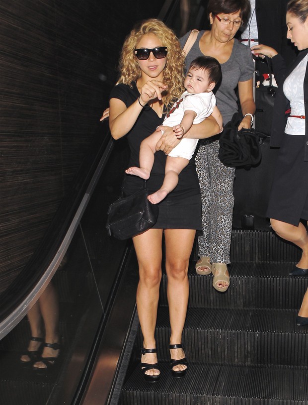 X17 - Shakira com o filho Milan (Foto: X17 / Agência)