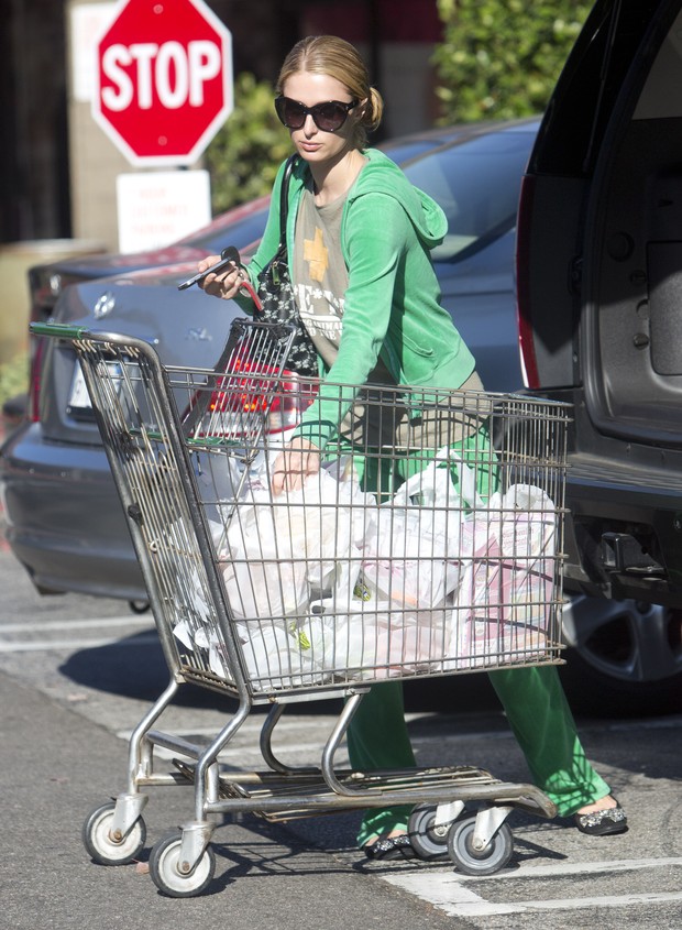 Paris Hilton faz compras em Los Angeles (Foto: Spash News)