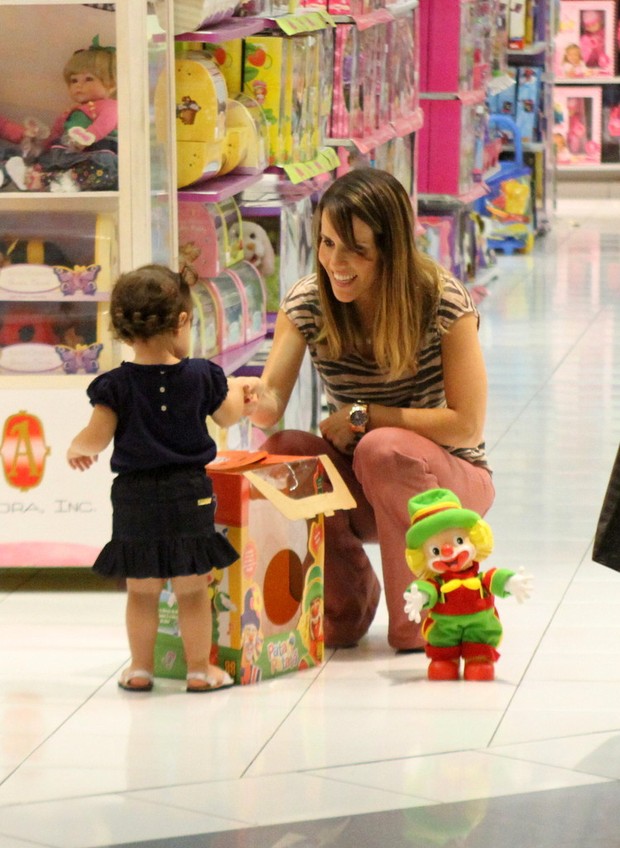 Fernanda Pontes brinca com a filha em shopping do RIo (Foto: Daniel Delmiro / AgNews)