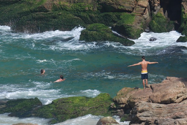 Cauã com a namorada na praia da Joatinga no Rio de Janeiro (Foto: AGNEWS )