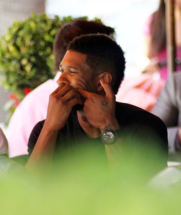 Usher é pego no flagra tirando restos de comida dos dentes (Foto: AKM-GSI / AKM-GSI)