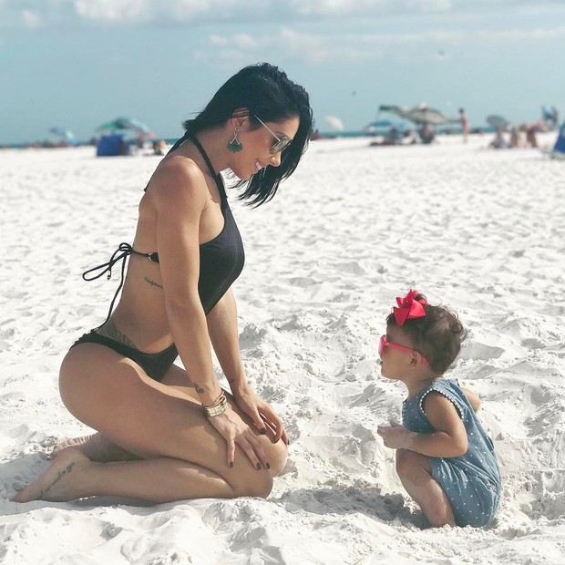 Bella Falconi com a filha (Foto: Reprodução/Instagram)
