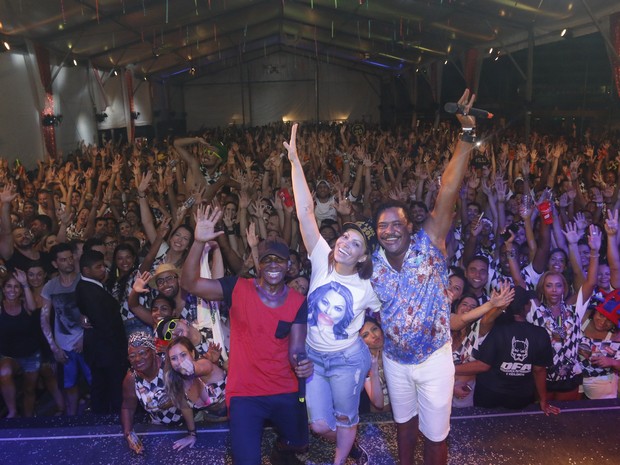 Solange Almeida com Beto Jamaica e Compadre Washington em show em Salvador, na Bahia (Foto: Fred Pontes/ Divulgação)