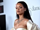Rihanna usa tomara que caia em baile de gala nos Estados Unidos