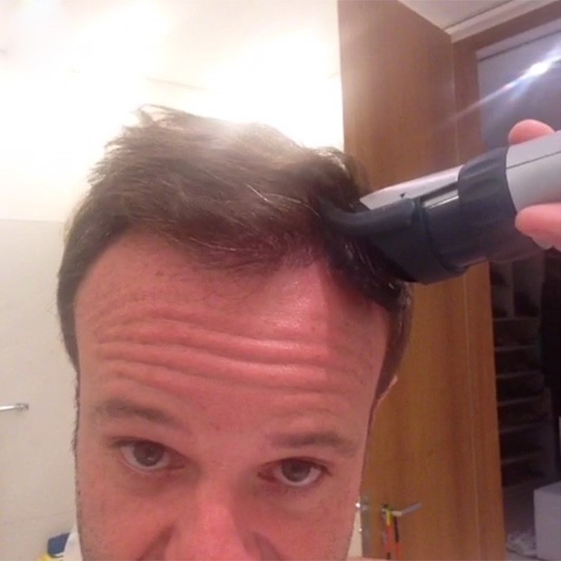Rubinho Barrichello raspa o cabelo (Foto: Twitter / Reprodução)