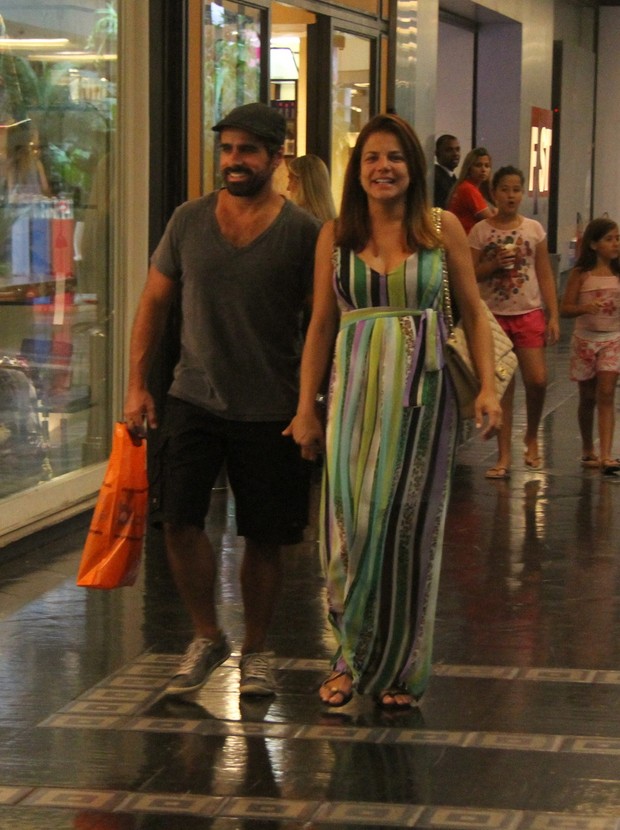 Nívea Stelmann com o marido no shopping (Foto: Daniel Delmiro / AgNews)