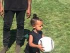 Kim Kardashian mostra filha jogando futebol: 'Muito orgulhosa'