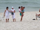 Sem o marido, mulher do cantor Luciano leva as gêmeas a praia no Rio