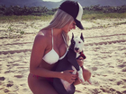 Aryane Steinkopf posta foto de biquíni com cãozinho na praia
