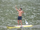 Malvino Salvador pratica stand up paddle em praia do Rio