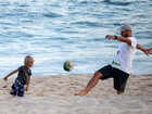 Programa de meninos! Rodrigo Hilbert leva filho à praia 