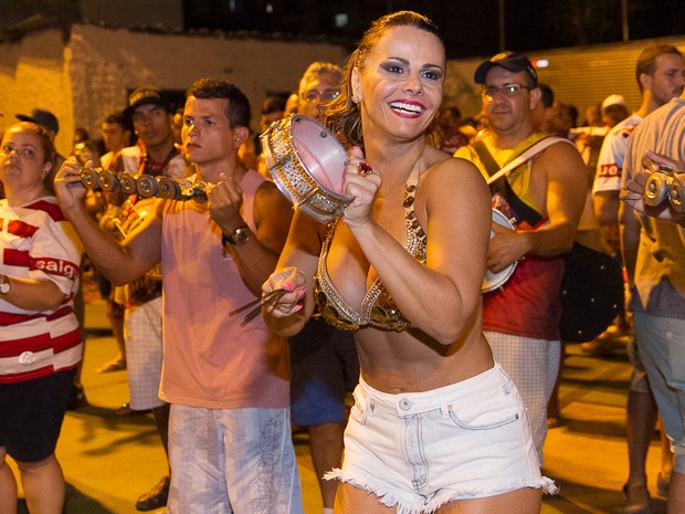 Viviane Araújo em ensaio de rua do Salgueiro na Zona Norte do Rio (Foto: Alex Nunes/ Divulgação)
