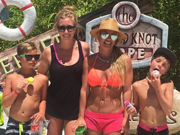 Britney Spears e os filhos, Sean e Jayden, em parque aquático em Los Angeles, nos Estados Unidos (Foto: Instagram/ Reprodução)