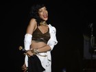 Rihanna reclama de problemas técnicos em show: 'Parem essa m...'
