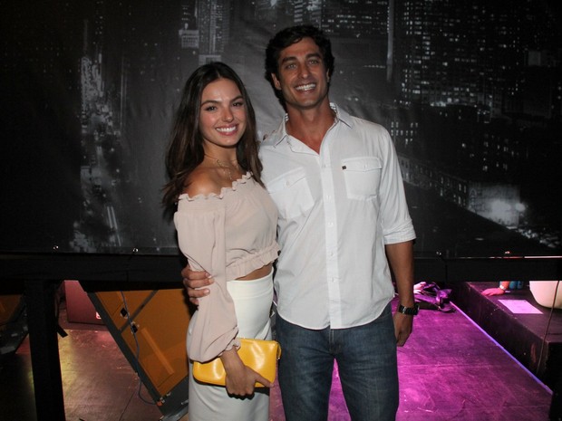Isis Valverde e o namorado, André Resende, em festa na Zona Sul do Rio (Foto: Thyago Andrade/ Brazil News)