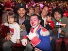 Rodrigo Santoro e Eriberto Leão levam família ao circo