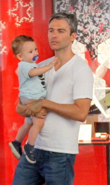 Ângelo Paes Leme com o filho em shopping no Rio (Foto: Daniel Delmiro/ Ag. News)