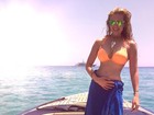 Thalia mostra corpão em forma e cinturinha fina em passeio em alto-mar