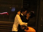 Cleo Pires e Rômulo Neto trocam beijos apaixonados