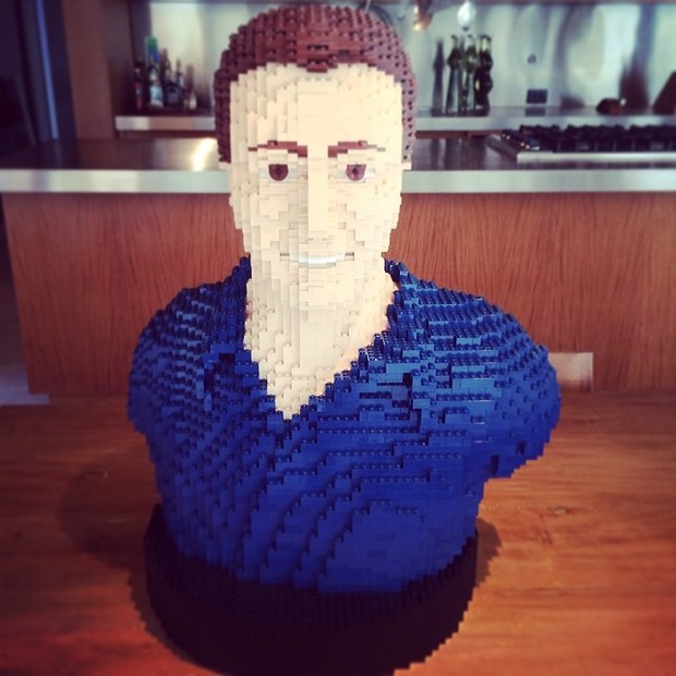Luciano Huck posta foto de sua escultura de lego (Foto: Instagram / Reprodução)