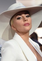 Lady Gaga abusa no decote do tapete vermelho do American Music Awards 