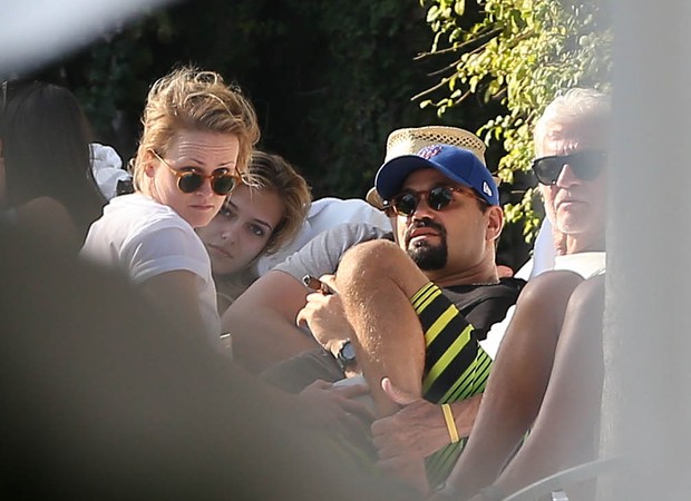 Leonardo Di Caprio é clicada na beira da piscina com suposta nova namorada, Margot Robbie (Foto: Grosby Group)