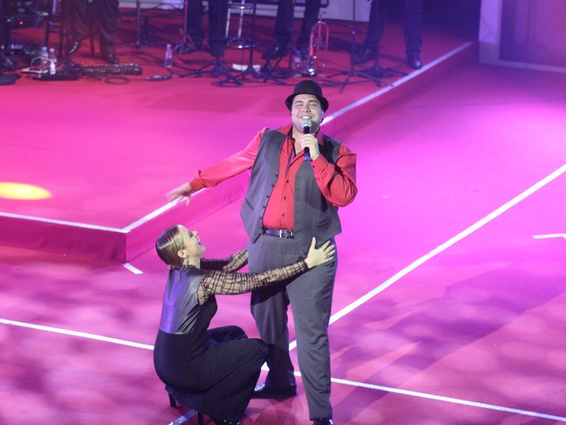 Giulia Gam dança com Tiago Abravanel em premiação no Rio (Foto: Alex Palarea e Felipe Assumpção/ Ag. News)