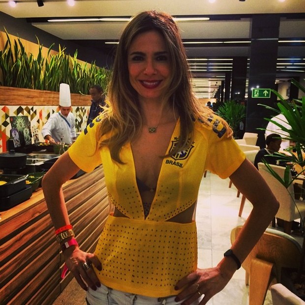 Luciana Gimenez usa blusa do Brasil decotada (Foto: Reprodução do Instagram)