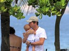 Marcelo Serrado brinca com um de seus filhos em parquinho na praia
