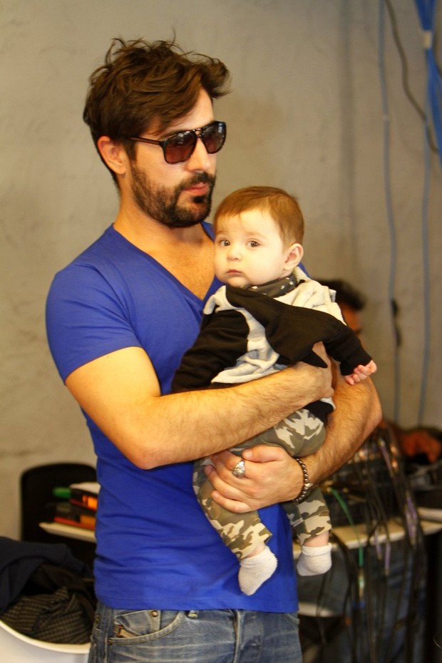 Sandro Pedroso com o filho, Noah (Foto: Marcos Ferreira/Brazil News)