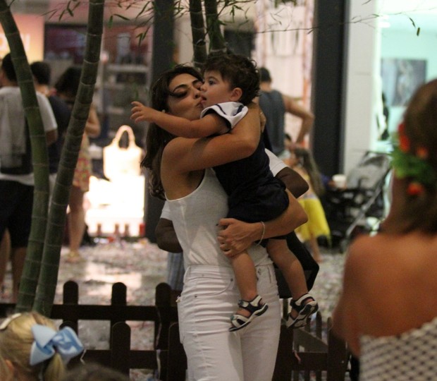 Juliana Paes e o filho (Foto: JOHNSON PARRAGUEZ/ PHOTO RIO NEWS)