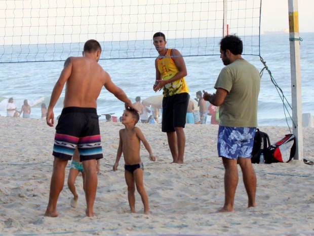 Rodrigo Hilbert com os filhos na praia (Foto: J. Humberto / AgNews)