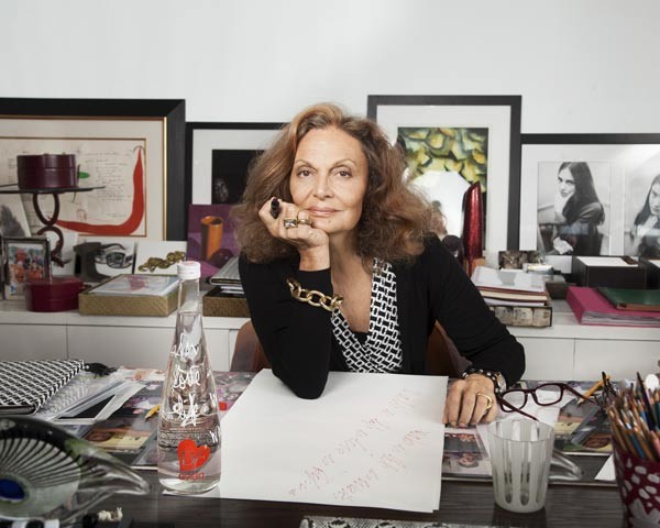 Diane Von Furstenberg assina garrafa Evian (Foto: Divulgação)