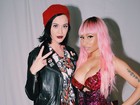 Nicki Minaj posa decotada ao lado de Katy Perry