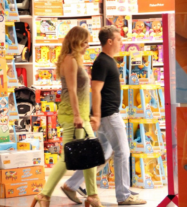 Luciano Huck e Angélica fazem compras em shopping (Foto: Marcus Pavão  AgNews)