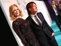 Com o marido, Nicole Kidman usa vestido comportado em premiação