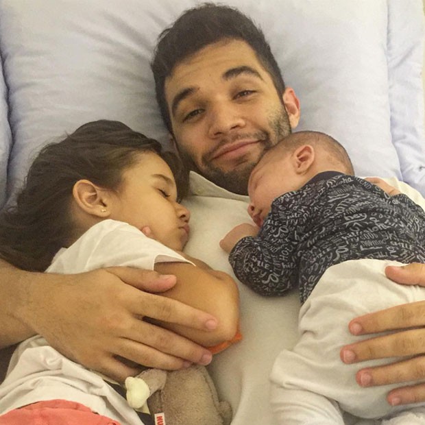 Jonathan Costa com os filhos, Maithe e Salvatore (Foto: Instagram/ Reprodução)
