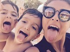 Juliana Paes e o filho mais velho mostram a língua em foto