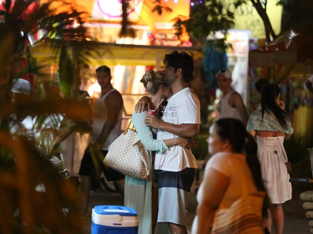 Caroline Bittencourt com o namorado em Trancoso, na Bahia (Foto: Gabriel Rangel/ Ag. News)