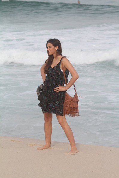Bruna Marquezine grava na praia (Foto: Delson Silva / AgNews)