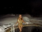 Mariah Carey encara frio e neve durante banho de piscina em Aspen
