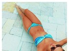 Paloma Bernardi exibe cinturinha fina em dia de sol na piscina 