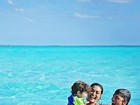 Juliana Paes curte férias com a família em praia paradisíaca
