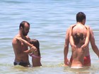 Roger e Júlio César brincam com seus filhos no mar da Barra, no Rio