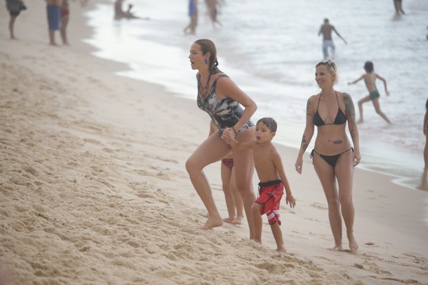 Luana Piovani na Praia do Arpoador com seus filhos (Foto: AgNews / AgNews)